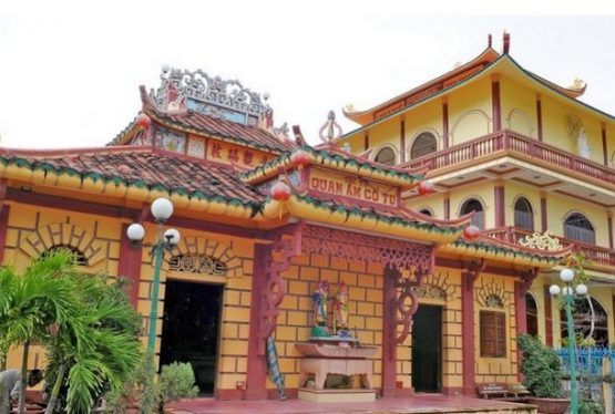 Chùa Quan Âm (Quan âm cổ tự) tọa lạc tại khóm 3, phường 4 của thành phố Cà Mau, nằm uy nghi dưới những rạng bồ đề còn hằn những dấu tích xưa ở một góc nội ô, Quan Âm Cổ Tự (còn gọi là chùa Phật Tổ) như mang dáng vẻ bí ẩn về […]